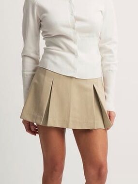 NA-KD Pleated tan mini skirt
